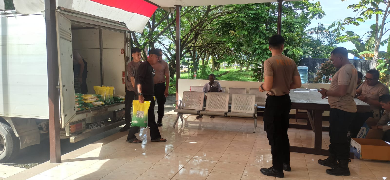 Polsek Kawasan Bandara Sorong Gelar Pangan Murah, 5 Ton Beras Disalurkan ke Warga