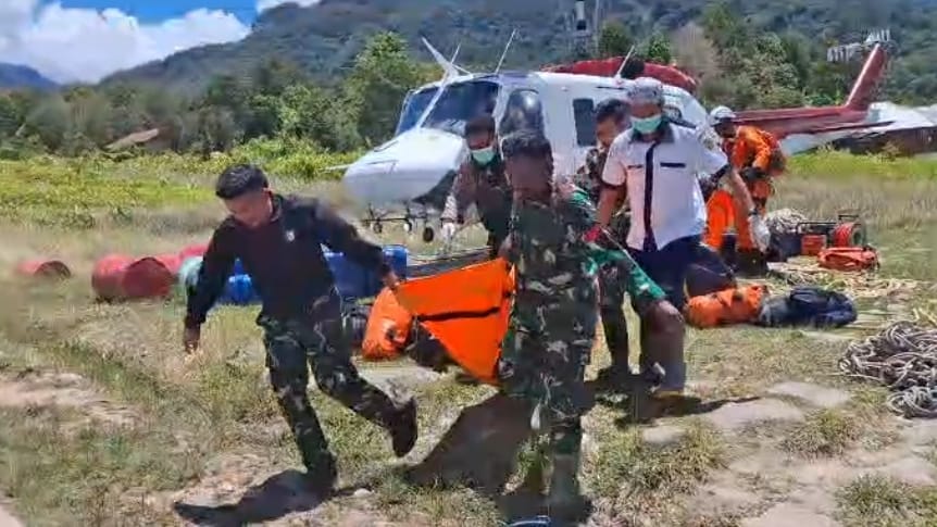 Personel Kodim 1710/Mimika Bersama Tim Gabungan Evakuasi Korban Kecelakaan Helikopter PK-IWS Milik PT. Intan Angkasa