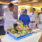 Hut TNI Angkatan Laut, Koarmada III Gelar Upacara di Geladak KRI Teluk Wondama-527