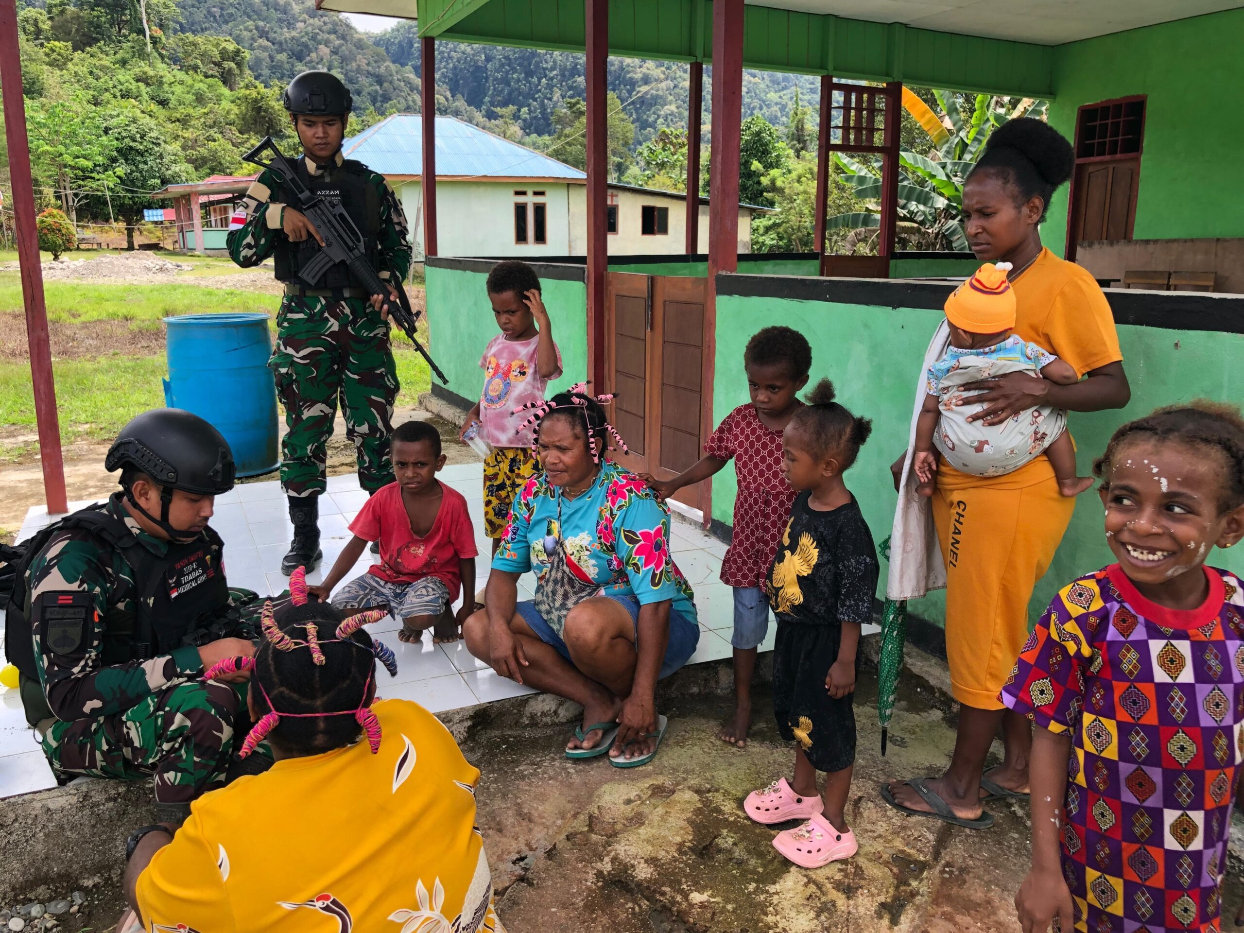 Satgas Pamtas RI-PNG Yonif 410/Alugoro Bantu Pukesmas Dalam Kegiatan Imunisasi Untuk Balita Di Perbatasan