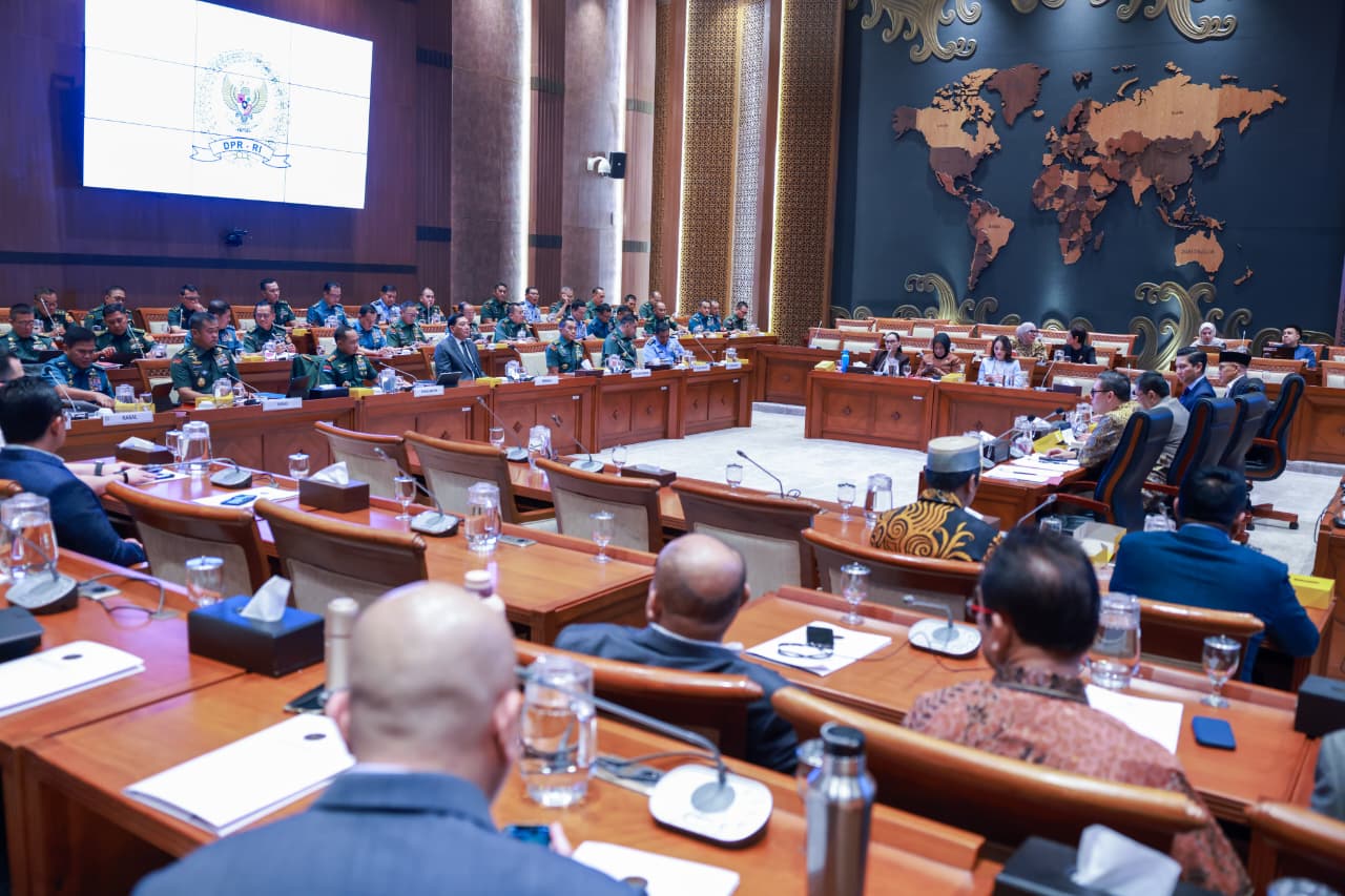 Panglima TNI dan Menhan RI Hadiri Raker dengan Komisi I DPR RI Bahas Penyesuaian Anggaran 2026