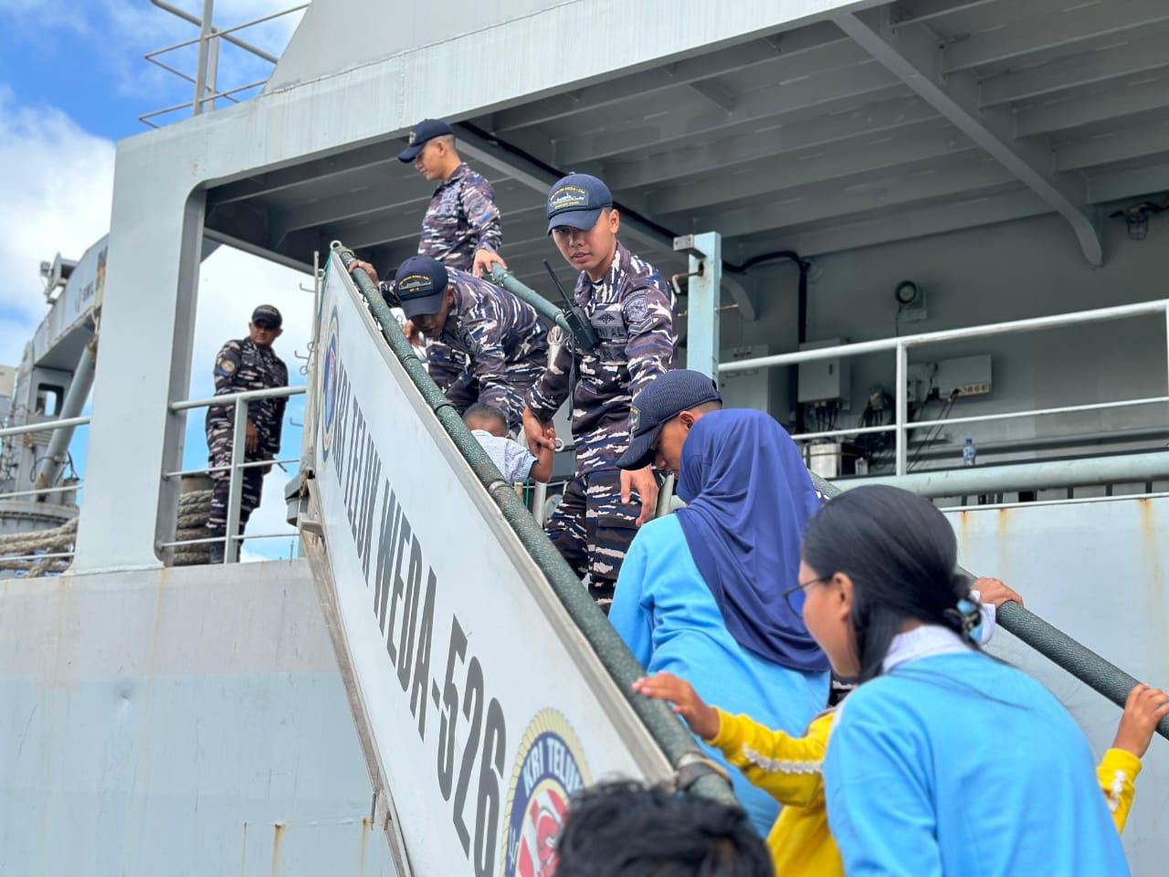 Koarmada III Kenalkan Dunia Maritim kepada Anak TK Paud Angkasa di KRI TWD-526