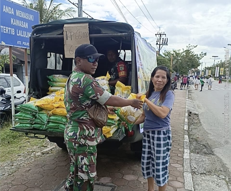 Jaga Stabilitas Harga Beras, Kodim 1710/Mimika Kolaborasi Dengan Perum Bulog Terus Gelar Gerakan Pangan Murah Kepada Warga Timika Jaga Stabilitas Harga Beras, Kodim 1710/Mimika Kolaborasi Dengan Perum Bulog Terus Gelar Gerakan Pangan Murah Kepada Warga Timika