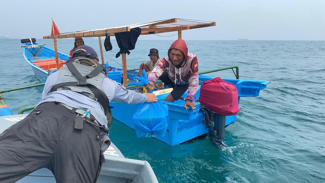 KN Tanjung Datu-301 Bagikan Sembako dan Edukasi Nelayan Banten KN Tanjung Datu-301 Bagikan Sembako dan Edukasi Nelayan Banten