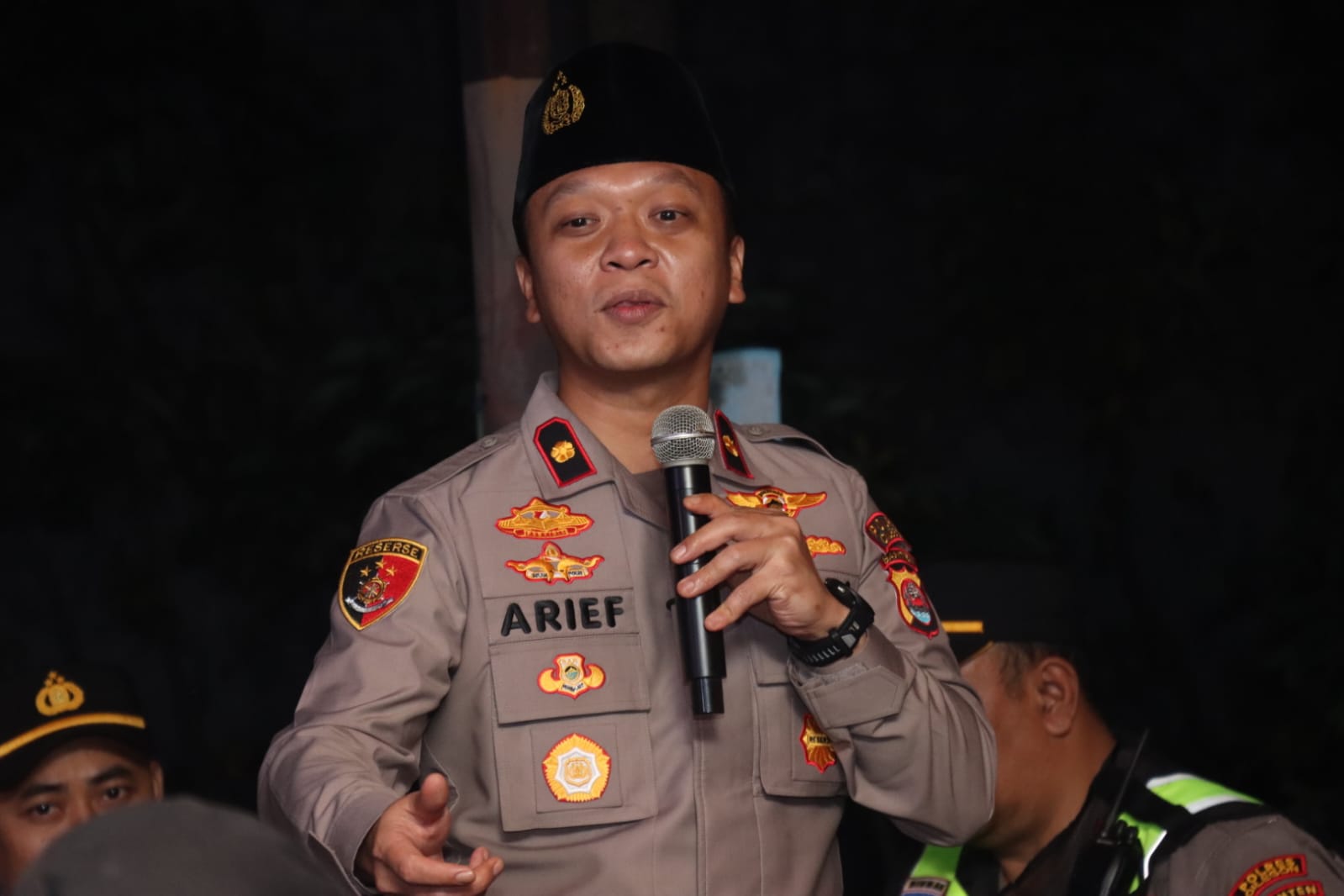 Ajak Warga Aktif Jaga Lingkungan, Wakapolres Cilegon Tinjau Pos Kamling di Anyer