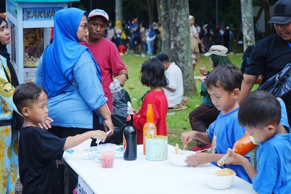 Ribuan Warga Nikmati 15.000 Porsi Makan Gratis di Monas Ribuan Warga Nikmati 15.000 Porsi Makan Gratis di Monas