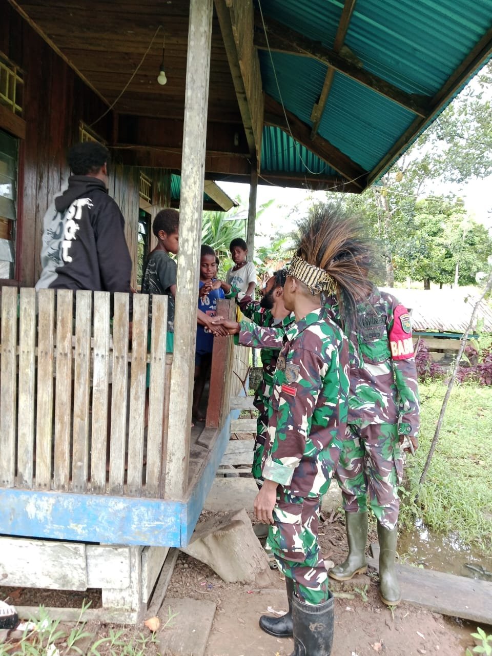 Jelang HUT TNI Ke-80, Babinsa Koramil 1715-07/Suru-Suru Kodim 1715/Yahukimo Melaksanakan Kegiatan Komsos Dengan Masyarakat di Kampung Brimono Distrik Suru-Suru