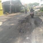 Baru Satu Minggu Diaspal, Jalan Penghubung Durikedungjero–Mendungo Rusak Parah: Kontraktor Diduga Langgar Spesifikasi