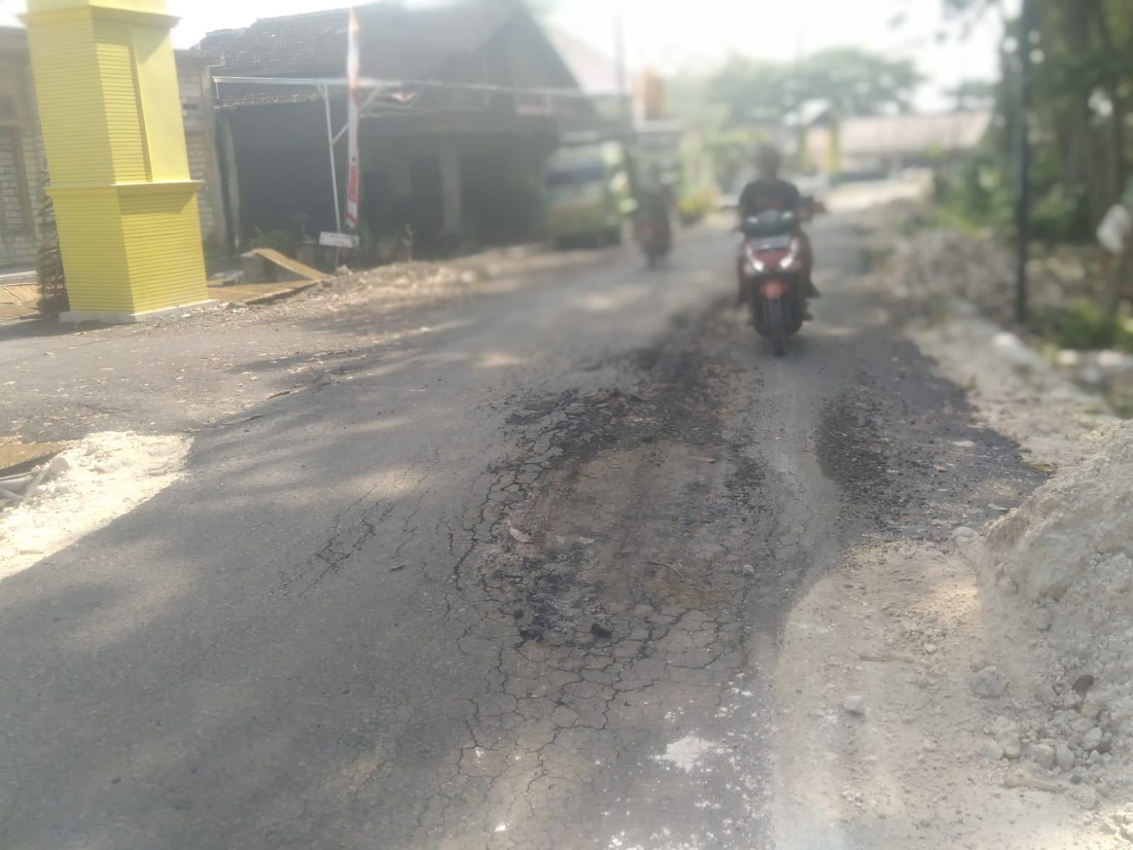 Baru Satu Minggu Diaspal, Jalan Penghubung Durikedungjero–Mendungo Rusak Parah: Kontraktor Diduga Langgar Spesifikasi