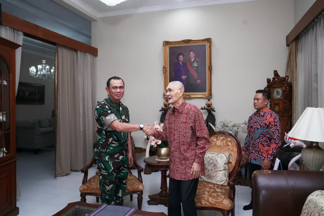 Anjangsana TNI ke Jenderal TNI (Purn) Try Sutrisno: Kita Tidak Boleh Melupakan Persatuan Anjangsana TNI ke Jenderal TNI (Purn) Try Sutrisno: Kita Tidak Boleh Melupakan Persatuan