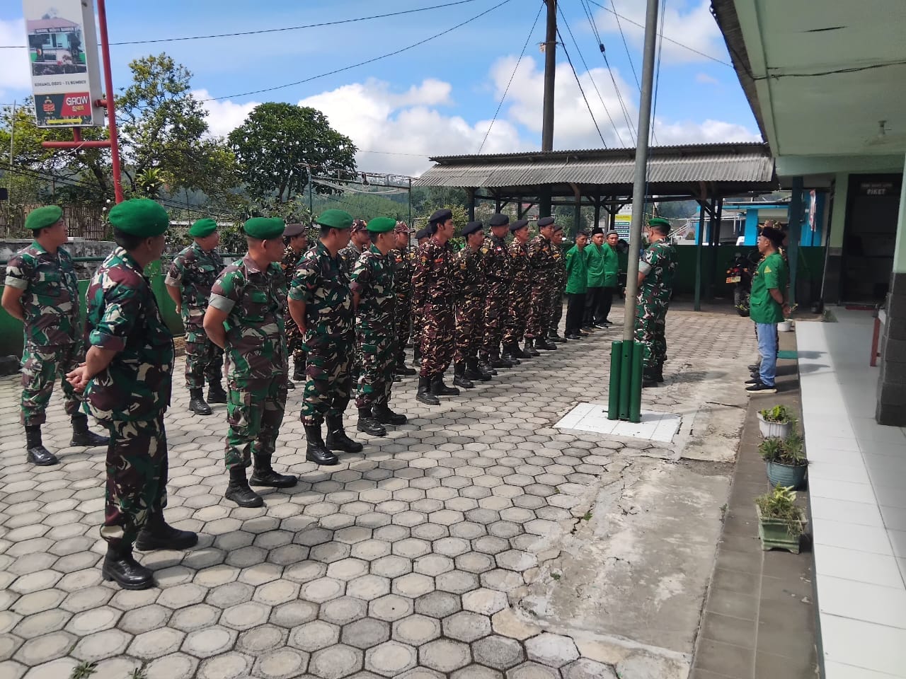 Tingkatkan Keamanan Wilayah Binaan, Danramil 0820-11/Sumber Lettu Kav Hasan Duhri Pimpin Apel Dan Siskamling Gabungan