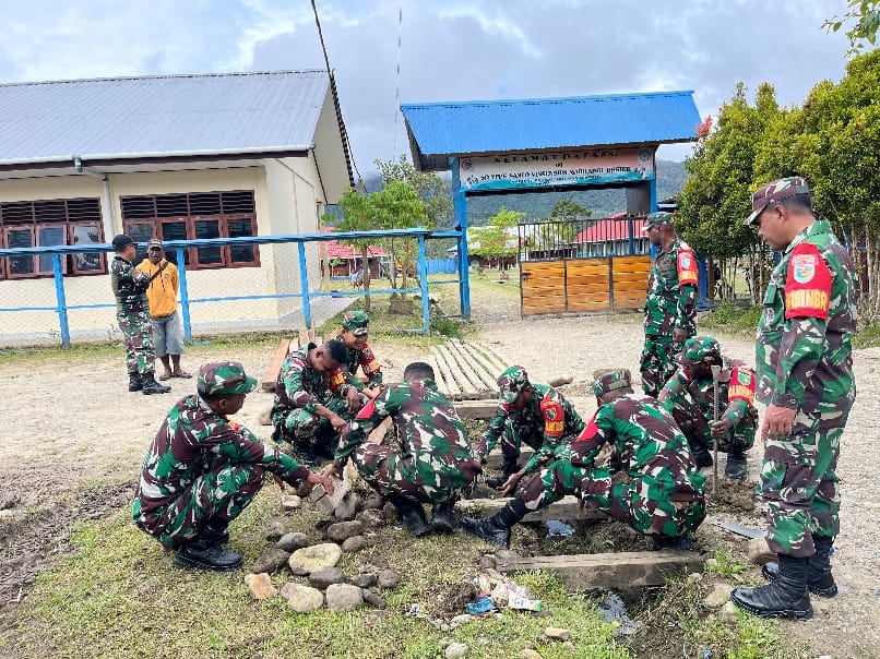 Sambut HUT TNI Ke-80, Babinsa Koramil 1715-01/Oksibil Kodim 1715/Yahukimo Laksanakan Karya Bakti di Kesusteran dan Gereja Gidi Kab. Pegunungan Bintang