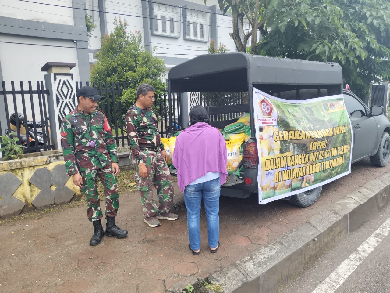 Jaga Kestabilan Harga Beras, Para Babinsa Dari Kodim 1710/Mimika Bekerja Sama Dengan Perum Bulog Terus Menjual Beras SPHP Untuk Warga Mimika