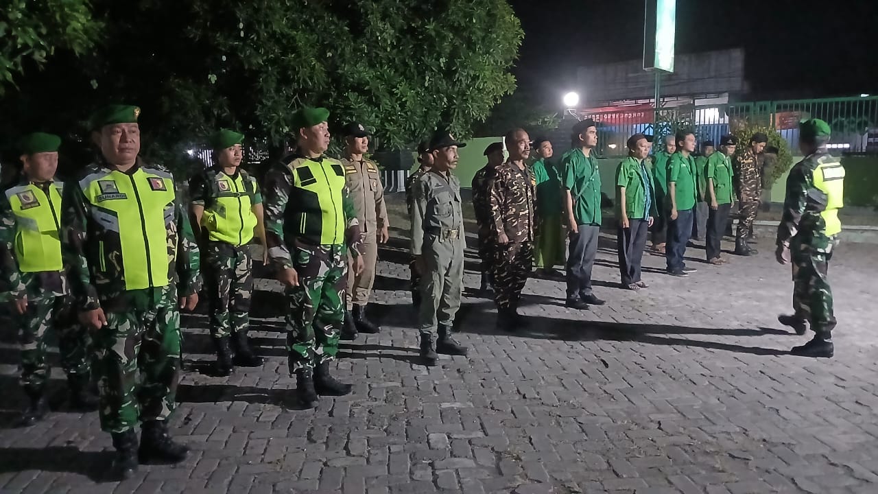 Mencegah Gangguan Keamanan, Koramil 0820-16/Paiton Gelar Apel Dan Siskamling Gabungan