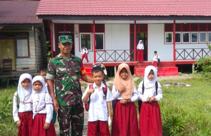 Kunjungi Sekolah Dasar, Babinsa Ritan Baru Tekankan Pentingnya Kebersihan