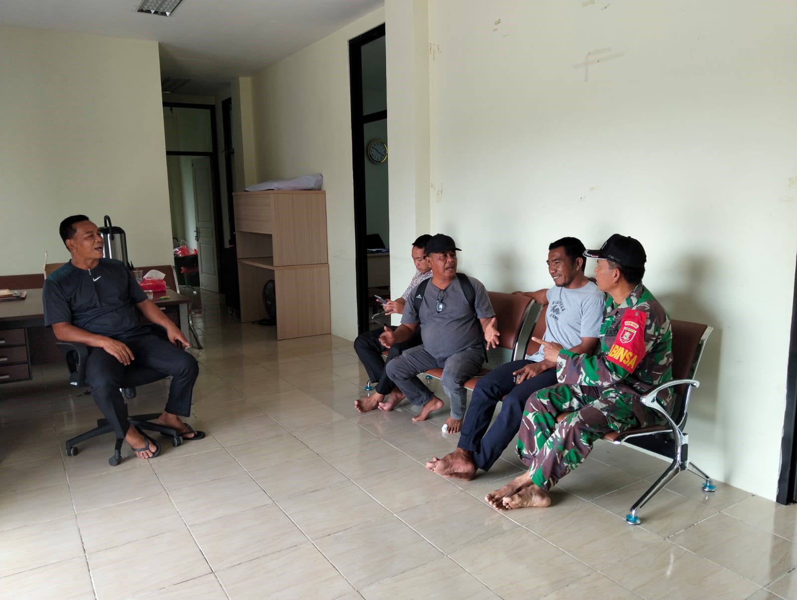 Jaga Silaturahmi Tetap Baik, Babinsa Rutin Lakukan Komsos dengan Warga