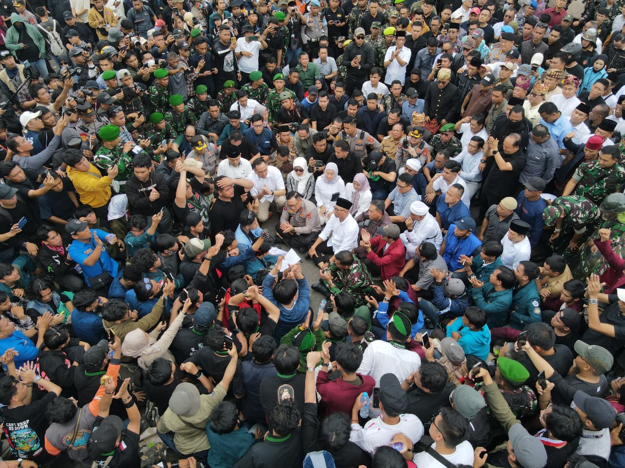 Gubernur Lampung, Pangdam XXI/Radin Inten, dan Kapolda Lampung Temui Massa Unjuk Rasa di DPRD Provinsi Lampung