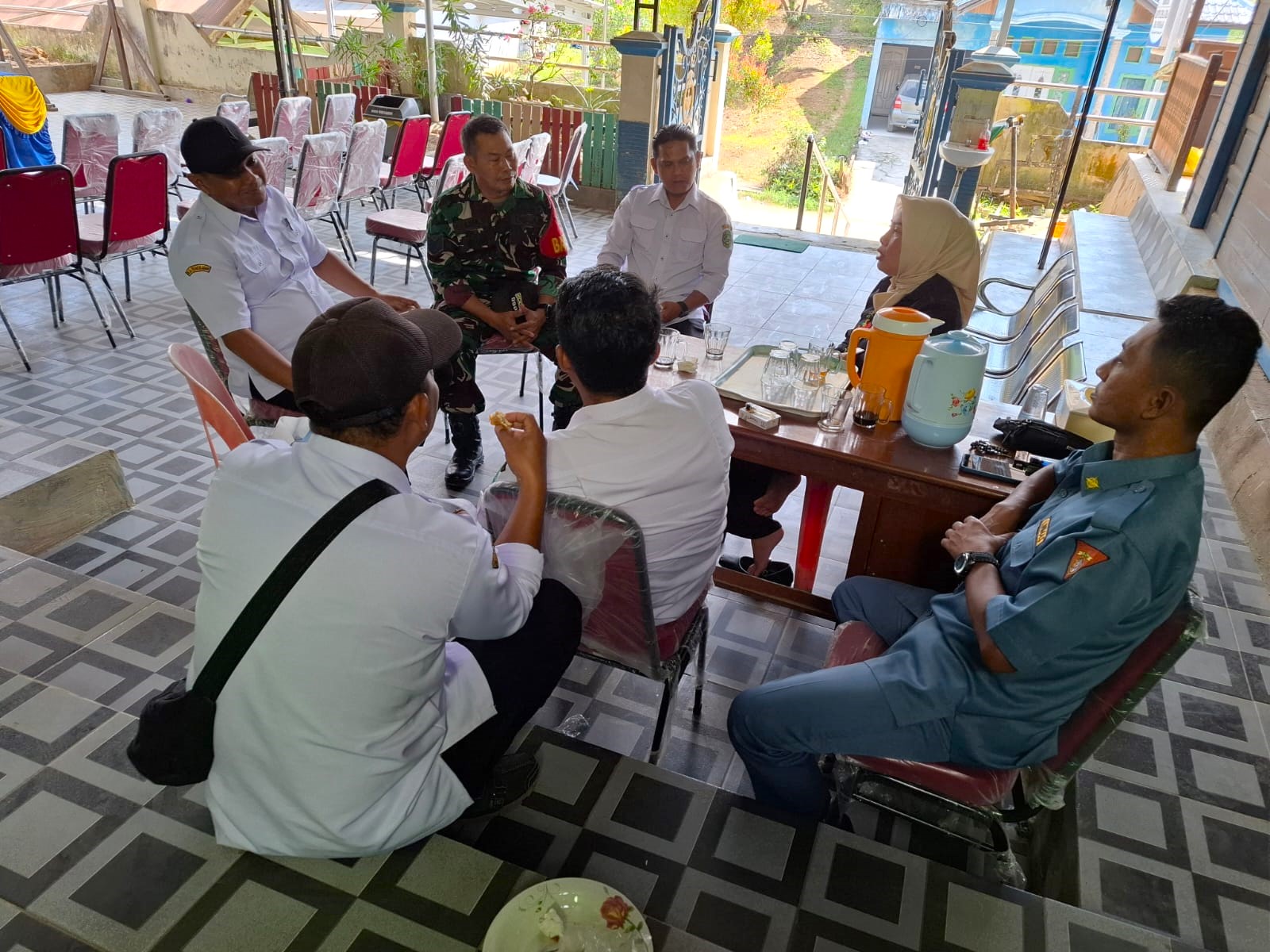 Pererat Sinergi, Babinsa Gelar Komsos Bersama Staf Desa