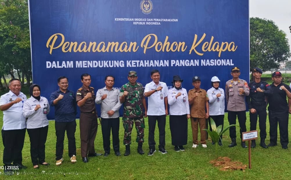 Dukung Ketahanan Pangan, Kodim 0906/Kkr Turut Dalam Kegiatan Penanaman Pohon Kelapa