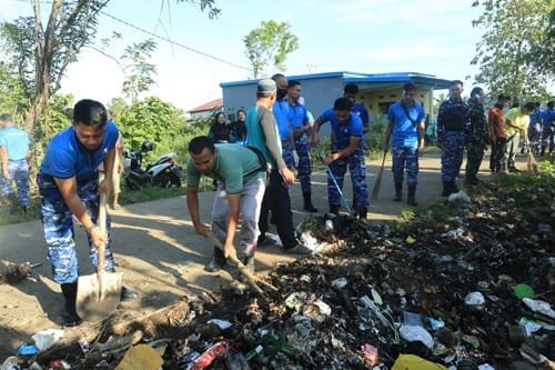 Bersama Masyarakat, Lanud Sultan Hasanuddin Gelar Bakti Teritorial Prima Bersihkan Lingkungan
