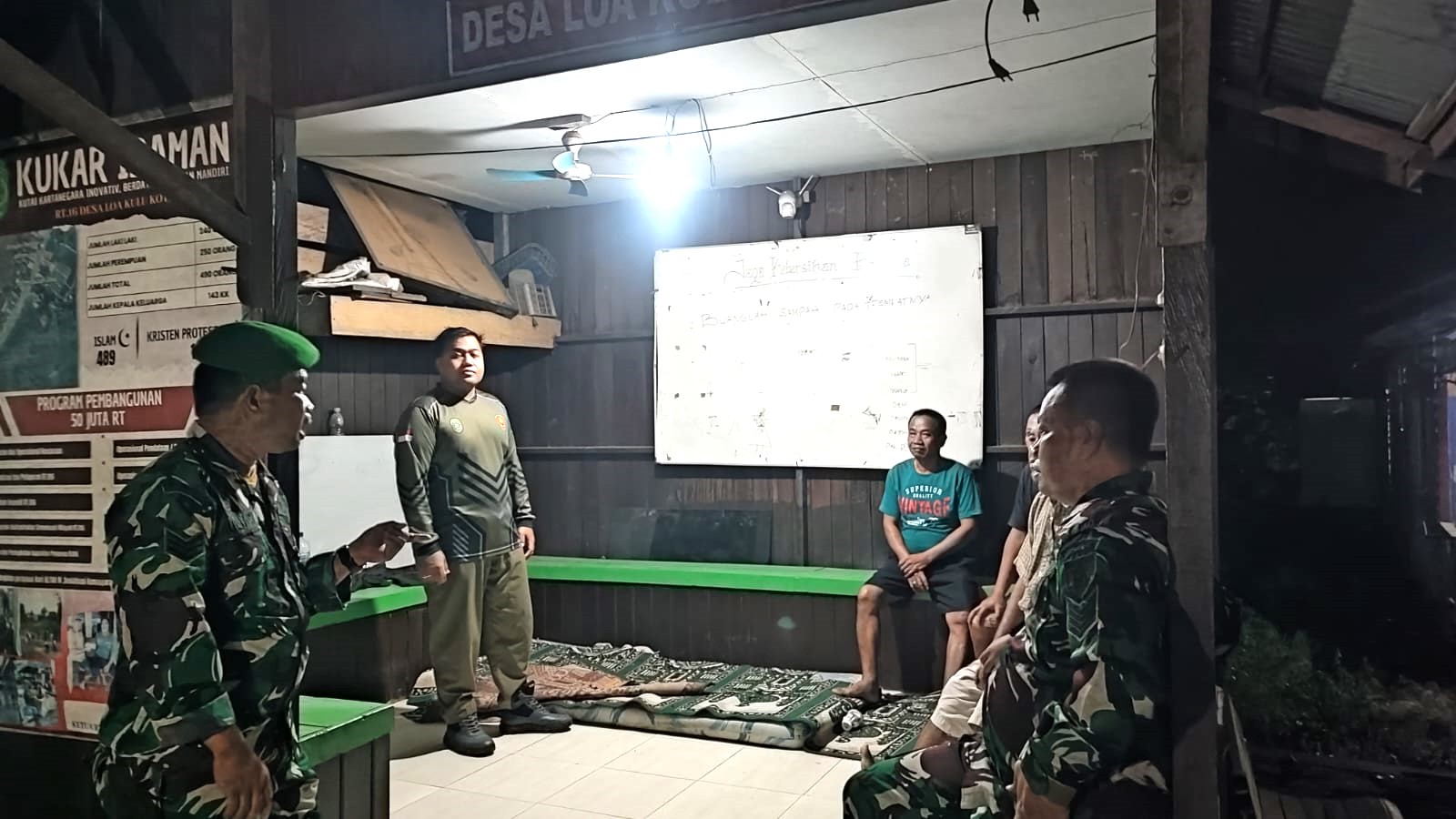 Babinsa Ajak Warga Tingkatkan Keamanan Melalui Siskamling