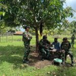 Menebar Sehat, Merajut Kepedulian: Satgas TNI Pos Tomerau Hadir untuk Warga Kampung Tomerau
