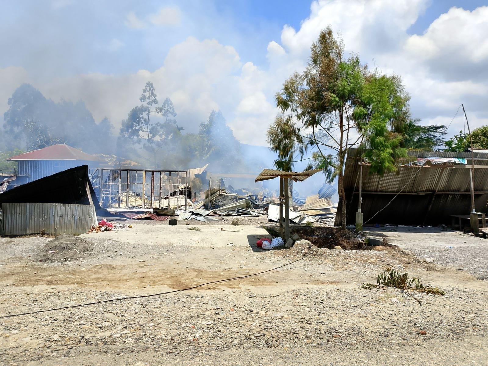 Enam Prajurit TNI Evakuasi Guru dan Warga di Tengah Kerusuhan Elelim