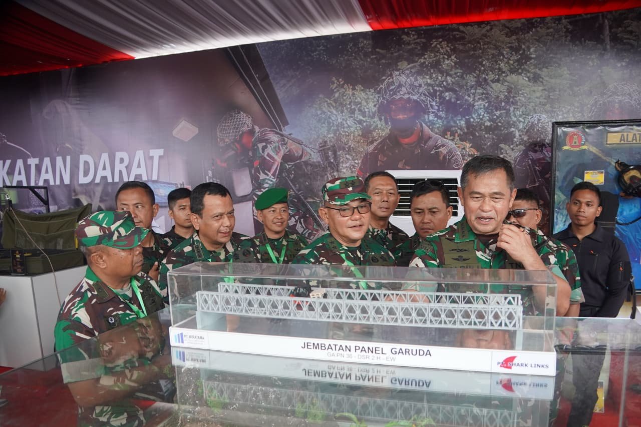 Kasad Jenderal TNI Maruli Simanjuntak Tinjau Stand Zeni AD di TNI AD FAIR 2025
