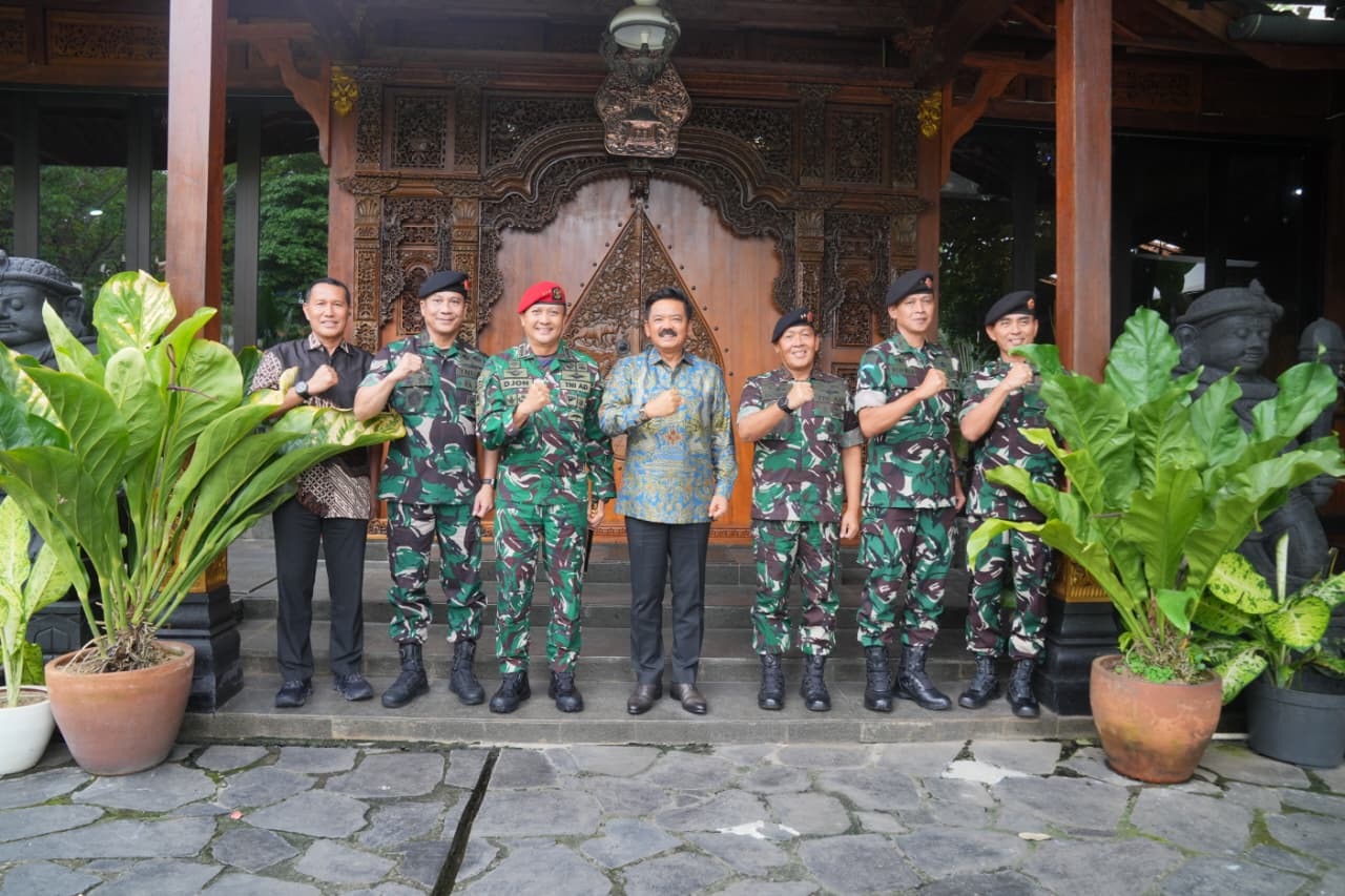 Pangkopassus Anjangsana ke Mantan Panglima TNI Marsekal TNI (Purn) Hadi Tjahjanto