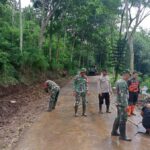 Babinsa Koramil 0808/13 Doko Bersama Warga Gotong Royong Bersihkan Material Longsor di Desa Resapombo