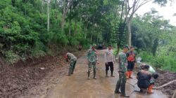 Babinsa Koramil 0808/13 Doko Bersama Warga Gotong Royong Bersihkan Material Longsor di Desa Resapombo