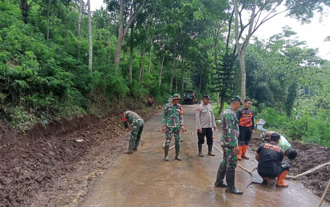Babinsa Koramil 0808/13 Doko Bersama Warga Gotong Royong Bersihkan Material Longsor di Desa Resapombo Babinsa Koramil 0808/13 Doko Bersama Warga Gotong Royong Bersihkan Material Longsor di Desa Resapombo