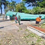 TNI – Polri Dan Warga Gelar Kerja Bakti Bersihkan Reruntuhan Atap Stadion Gelora Penataran Pasca Bencana
