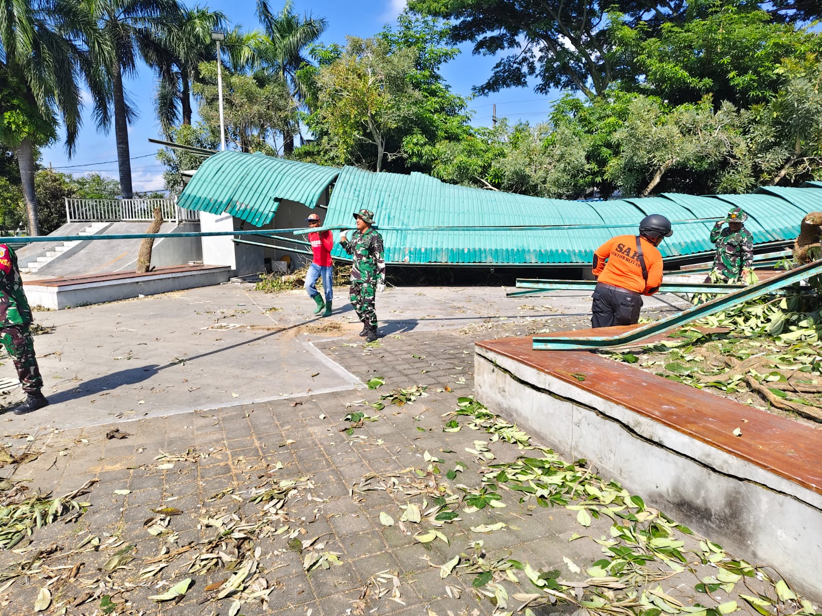 TNI - Polri Dan Warga Gelar Kerja Bakti Bersihkan Reruntuhan Atap Stadion Gelora Penataran Pasca Bencana