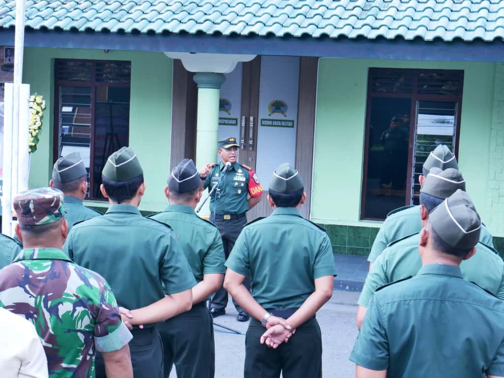 Komandan Kodim 0808/Blitar Baru Letkol Inf Virlani Arudyawan Berikan Jam Komandan Komandan Kodim 0808/Blitar Baru Letkol Inf Virlani Arudyawan Berikan Jam Komandan
