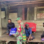 Peduli Kesehatan Warga Binaan, Babinsa Koramil 1710-06/Agimuga Dampingi Nakes Bagikan Kelambu Berinsektisida