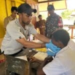 Peduli Kondisi Kesehatan Generasi Penerus Bangsa, Babinsa Koramil 1710-06/Agimuga Dampingi Nakes Pada Kegiatan Pemeriksaan Kesehatan Kepada Pelajar