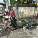 Mencegah Terjadinya Sumbatan Dan Genangan Air, Babinsa Koramil Timika Ajak Warga Bersihkan Saluran Drainase
