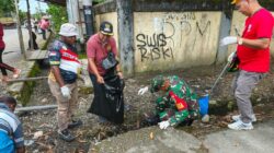 Mencegah Terjadinya Sumbatan Dan Genangan Air, Babinsa Koramil Timika Ajak Warga Bersihkan Saluran Drainase