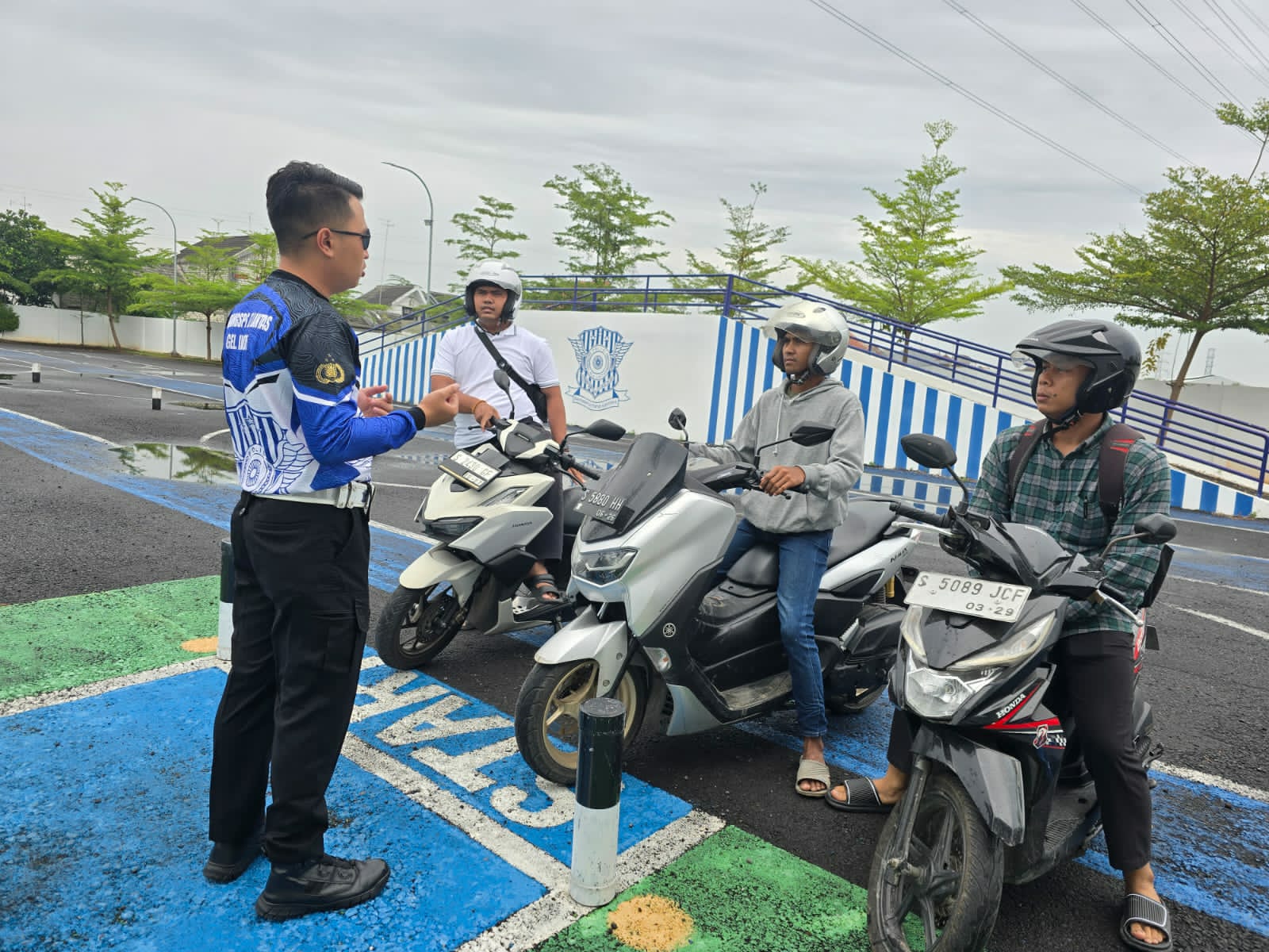 POLANTAS MENYAPA, Satlantas Polres Tuban Edukasi Prosedur SIM Secara Langsung ke Masyarakat