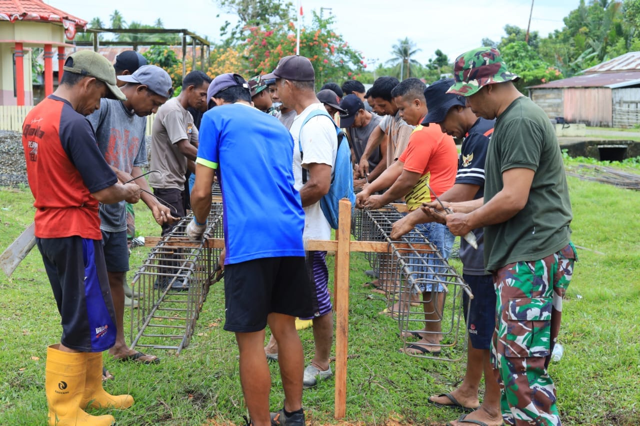 Anggota Satgas TMMD Ke-126 Kodim 1505/Tidore dan Warga Kompak, Siapkan Pengecoran Tiang Masjid Anggota Satgas TMMD Ke-126 Kodim 1505/Tidore dan Warga Kompak, Siapkan Pengecoran Tiang Masjid