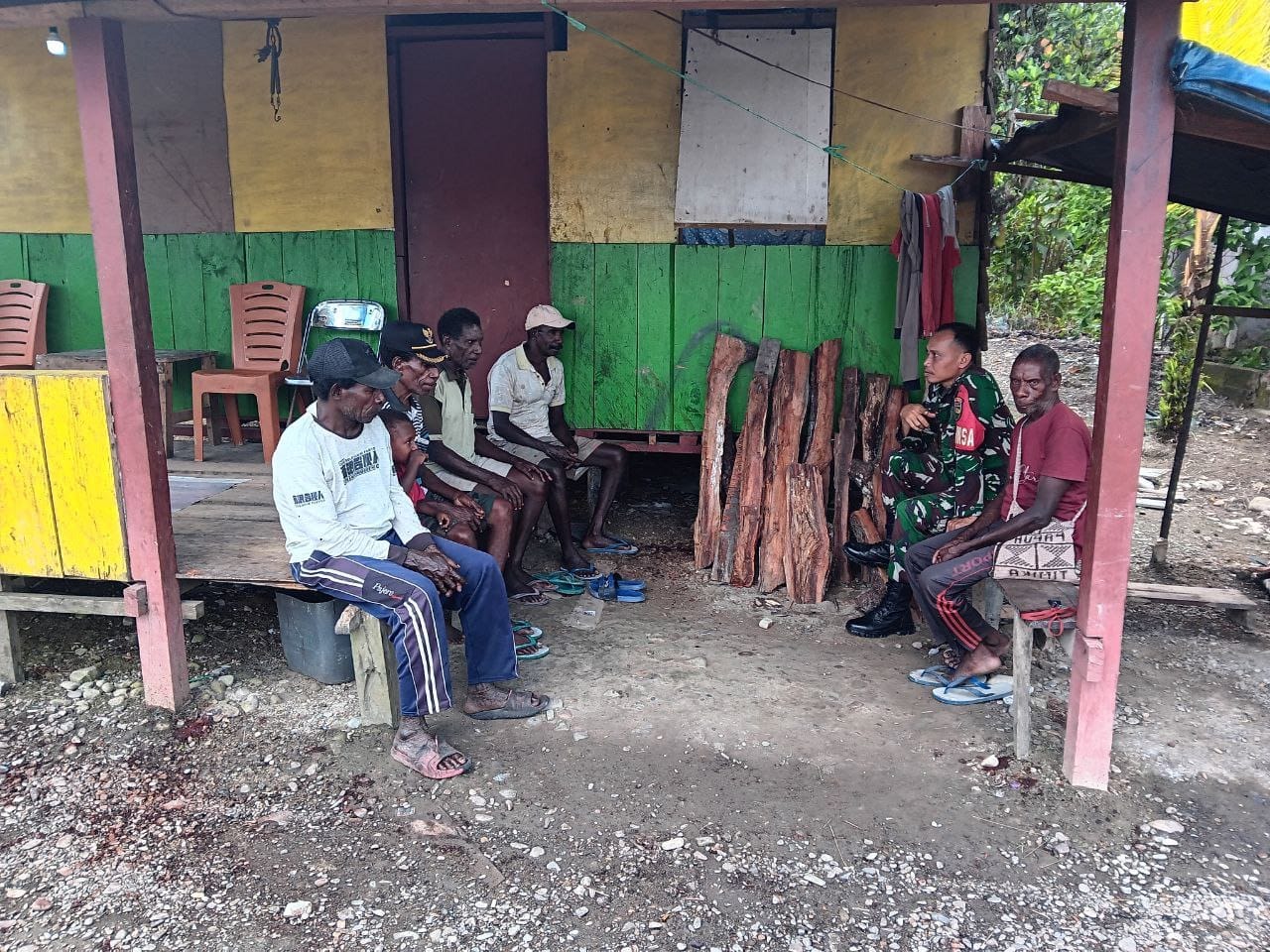 Bahas Keamanan dan Pembangunan, Babinsa Koramil Mapurujaya Laksanakan Komsos dengan Kepala Kampung Hiripau Bahas Keamanan dan Pembangunan, Babinsa Koramil Mapurujaya Laksanakan Komsos dengan Kepala Kampung Hiripau