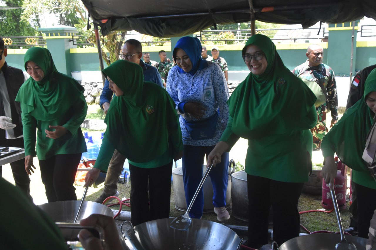 Kodim 1710/Mimika Gelar Masak Besar Bobon Santoso dan Olahraga Bersama Dharma Pertiwi Cabang Mimika