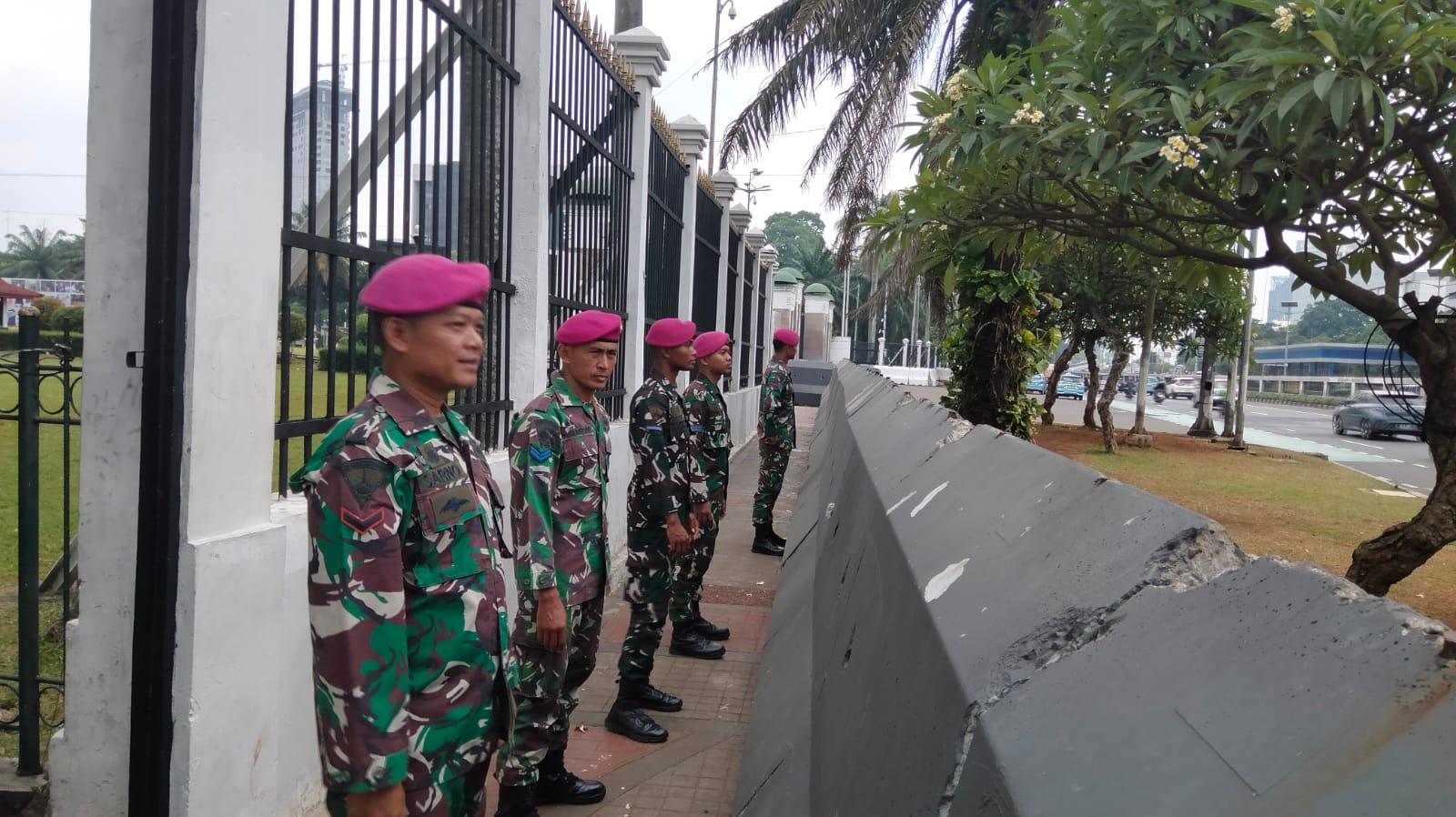Prajurit Yonif 2 Marinir Laksanakan Pengamanan Situasi Nasional di Sejumlah Objek Vital Negara