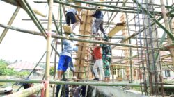 Penuh Semangat, Satgas TMMD Kodim 1505/Tidore dan Warga Gotong Royong Angkat Papan Mal Masjid