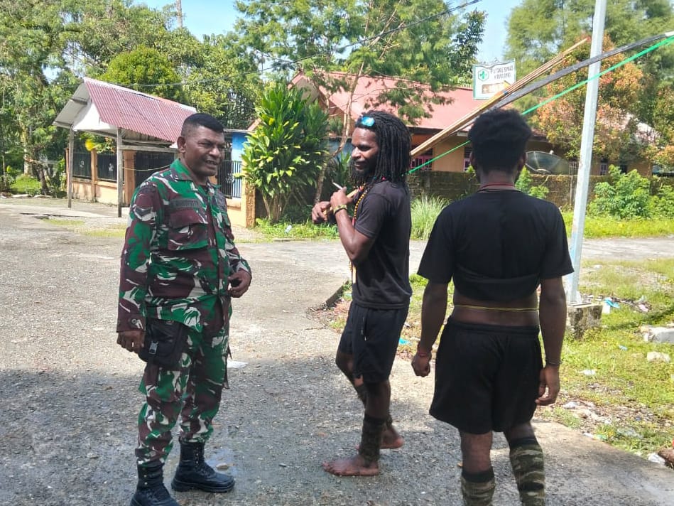 Babinsa Koramil Timika Komsos dengan Warga, Jalin Silaturahmi dan Kebersamaan