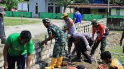 Satgas TMMD Kodim 1505/Tidore Bersama Warga Bangun Pagar Jalan, Bukti Nyata Kemanunggalan TNI-Rakyat