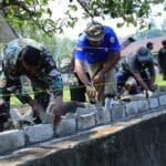 Satgas TMMD Kodim 1505/Tidore Bersama Warga Bangun Pagar Jalan, Bukti Nyata Kemanunggalan TNI-Rakyat