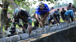 Satgas TMMD Kodim 1505/Tidore Bersama Warga Bangun Pagar Jalan, Bukti Nyata Kemanunggalan TNI-Rakyat