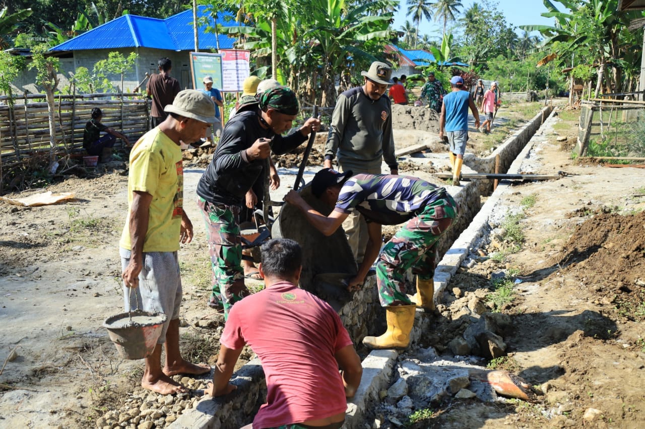 Gotong Royong Tanpa Lelah, Satgas TMMD Kodim 1505/Tidore Bangun Drainase Demi Desa Lebih Baik Gotong Royong Tanpa Lelah, Satgas TMMD Kodim 1505/Tidore Bangun Drainase Demi Desa Lebih Baik